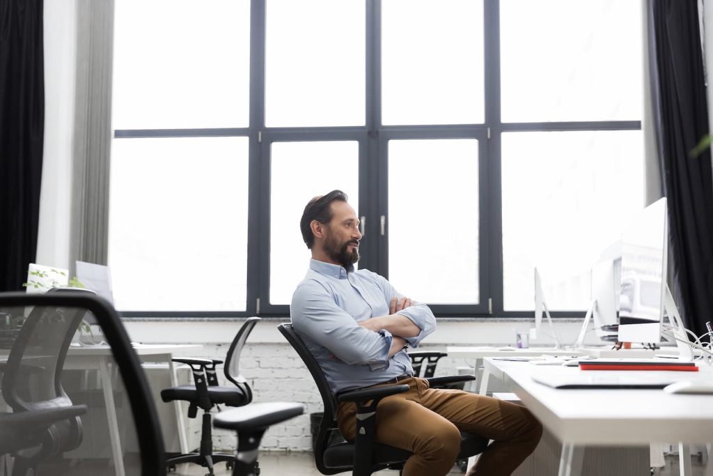 Hombre sentado - Cómo sentarse correctamente en la oficina