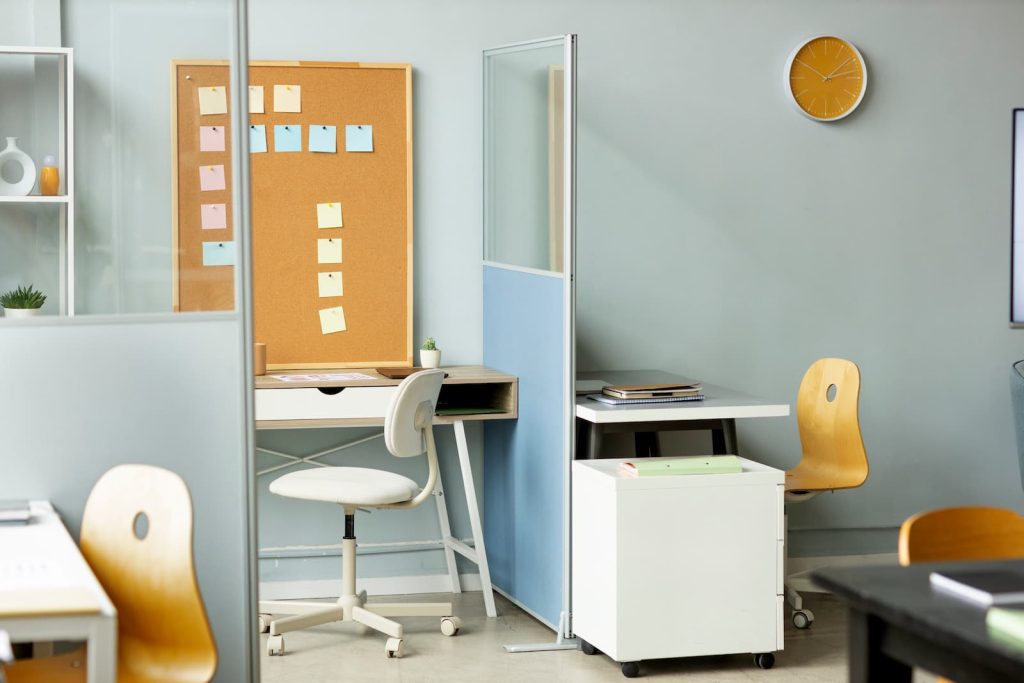Silla y escritorio en oficina - Paneles separadores de ambientes